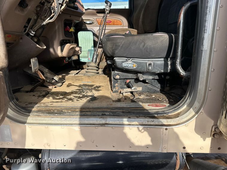 image for item DT6477 2006 Peterbilt 379 winch truck