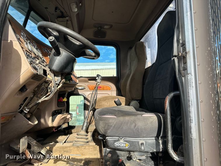 image for item DT6477 2006 Peterbilt 379 winch truck