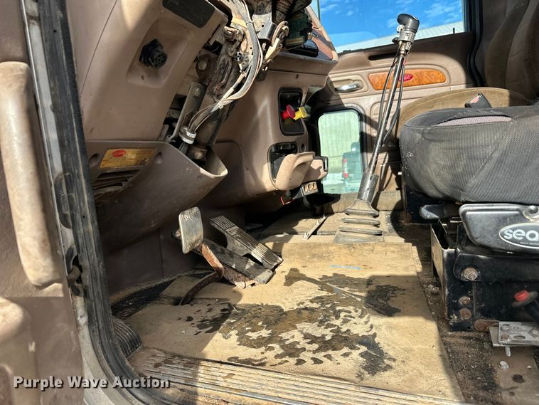 image for item DT6477 2006 Peterbilt 379 winch truck