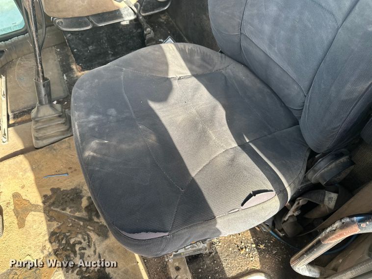 image for item DT6477 2006 Peterbilt 379 winch truck