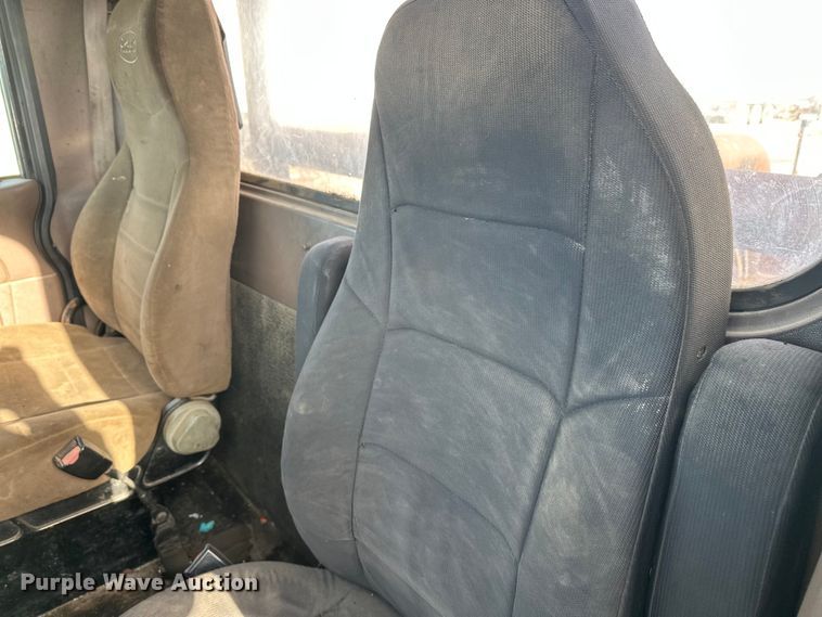 image for item DT6477 2006 Peterbilt 379 winch truck