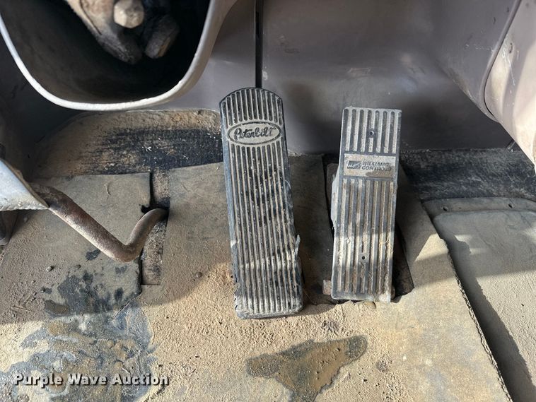 image for item DT6477 2006 Peterbilt 379 winch truck