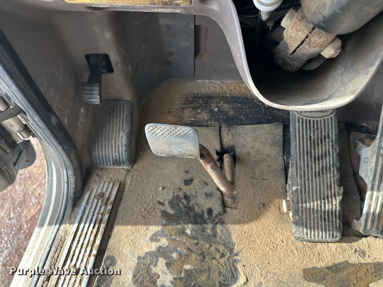 image for item DT6477 2006 Peterbilt 379 winch truck