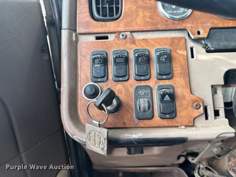 image for item DT6477 2006 Peterbilt 379 winch truck