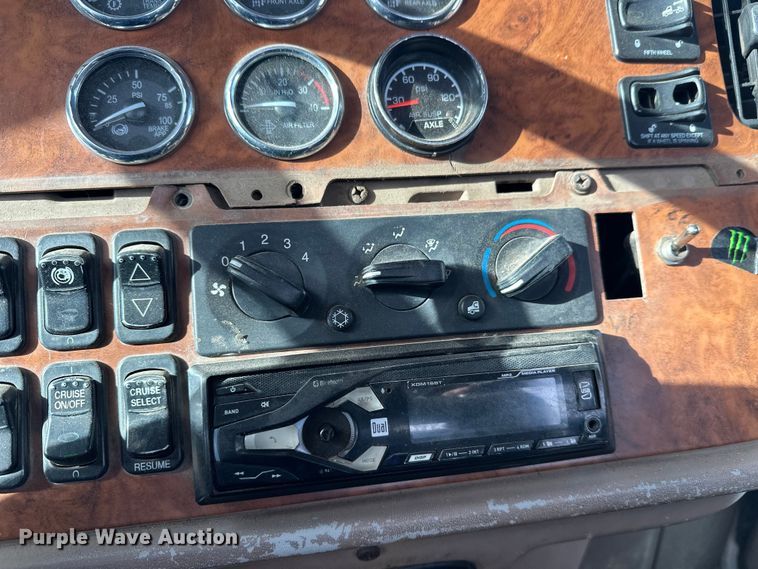 image for item DT6477 2006 Peterbilt 379 winch truck