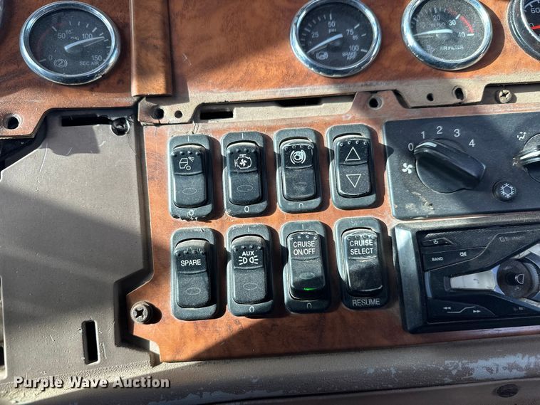 image for item DT6477 2006 Peterbilt 379 winch truck