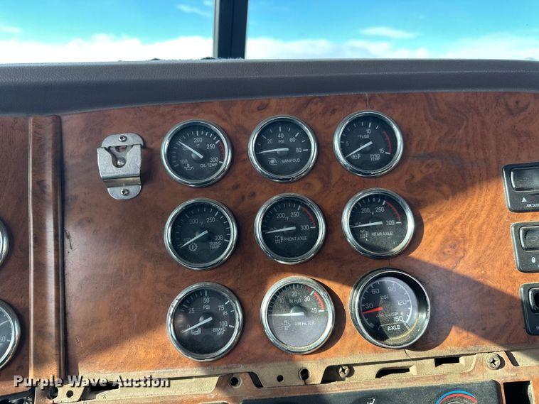 image for item DT6477 2006 Peterbilt 379 winch truck