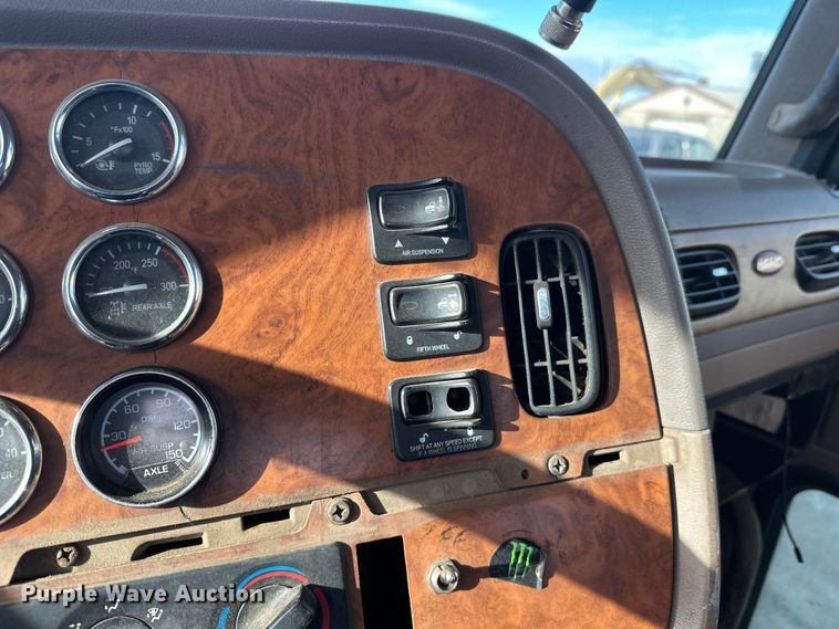 image for item DT6477 2006 Peterbilt 379 winch truck