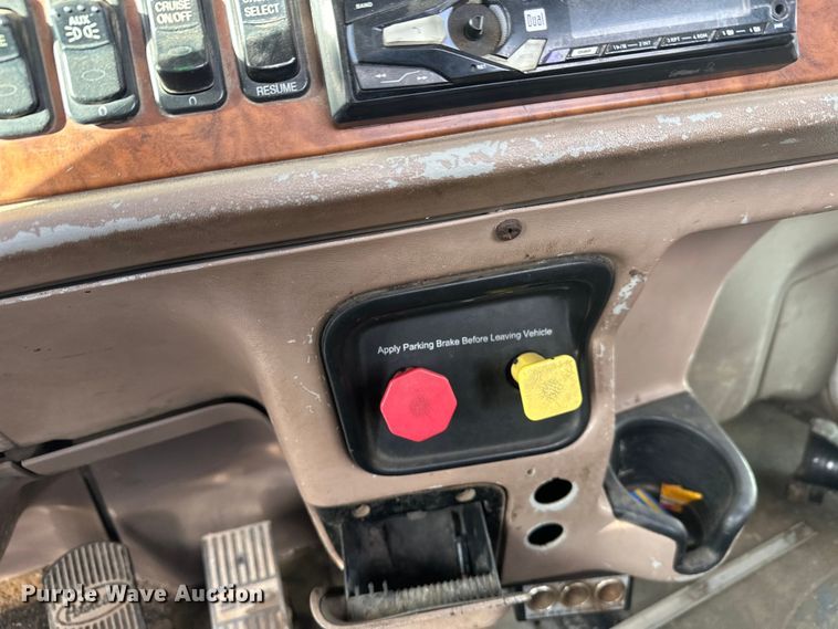 image for item DT6477 2006 Peterbilt 379 winch truck