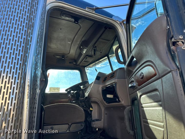 image for item DT6477 2006 Peterbilt 379 winch truck