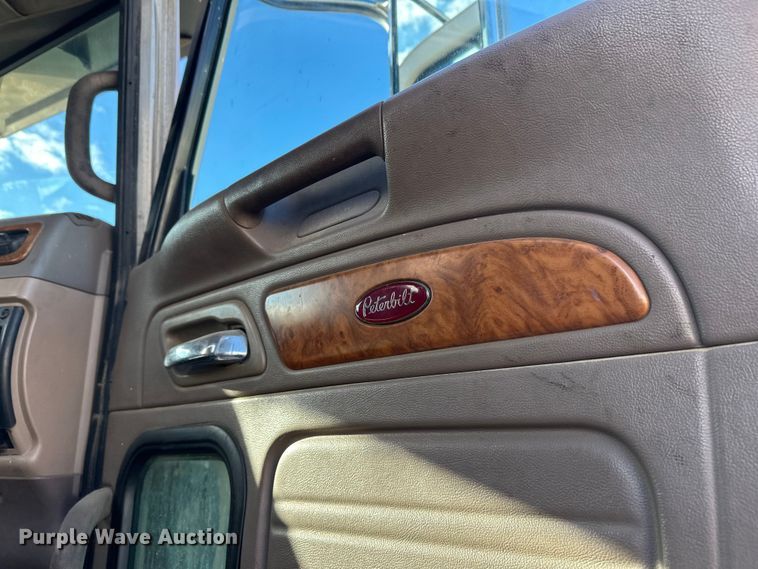 image for item DT6477 2006 Peterbilt 379 winch truck