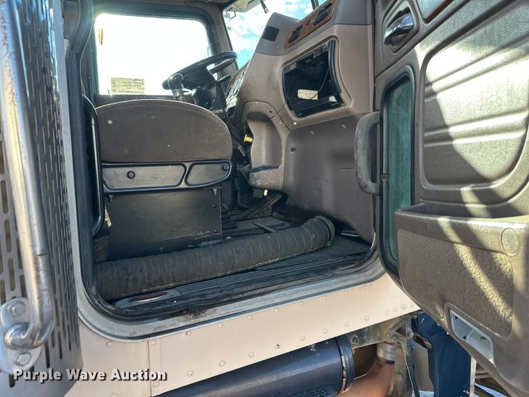 image for item DT6477 2006 Peterbilt 379 winch truck