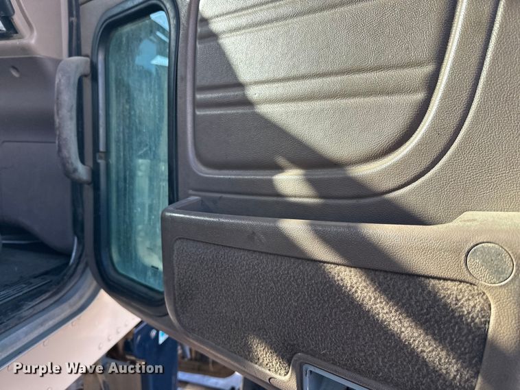 image for item DT6477 2006 Peterbilt 379 winch truck