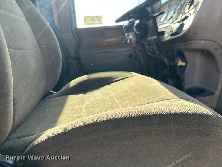 image for item DT6477 2006 Peterbilt 379 winch truck