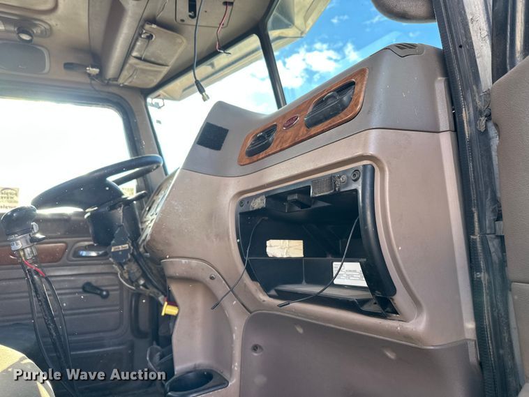 image for item DT6477 2006 Peterbilt 379 winch truck