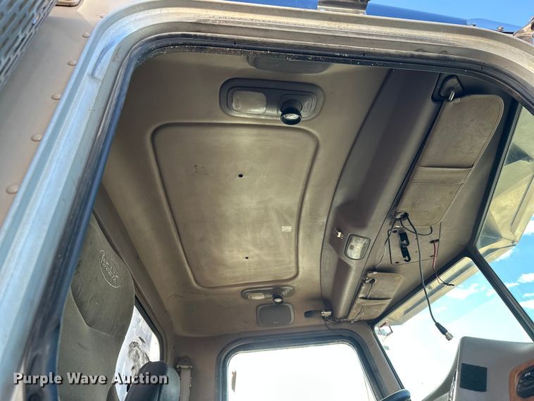 image for item DT6477 2006 Peterbilt 379 winch truck