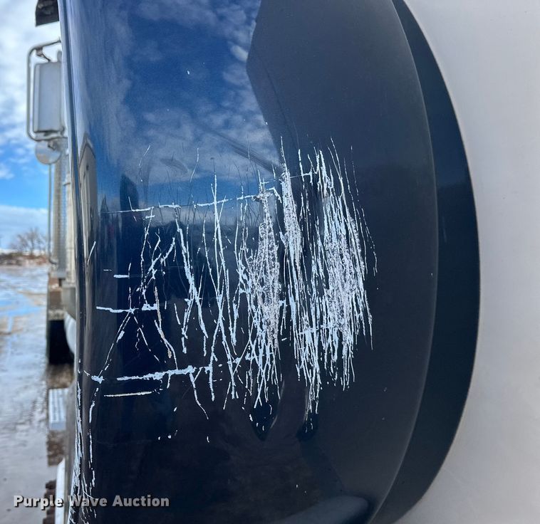 image for item DT6477 2006 Peterbilt 379 winch truck