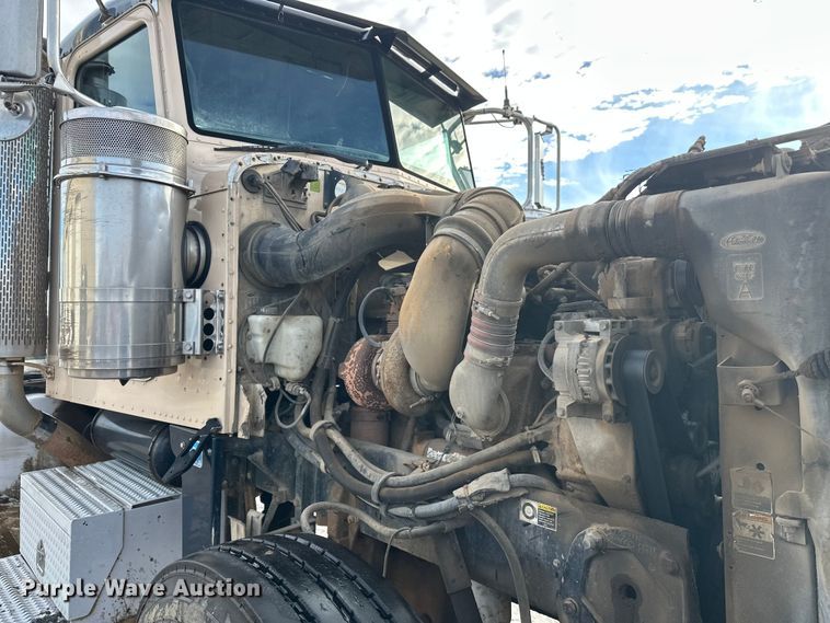 image for item DT6477 2006 Peterbilt 379 winch truck