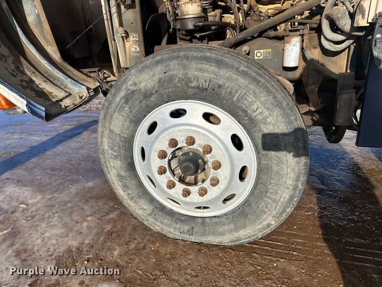 image for item DT6477 2006 Peterbilt 379 winch truck