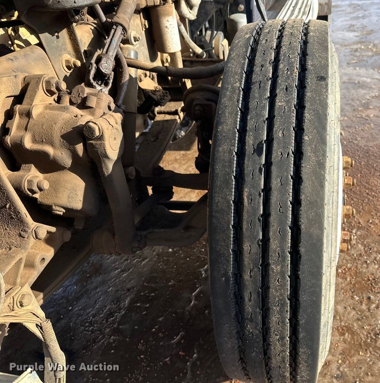 image for item DT6477 2006 Peterbilt 379 winch truck