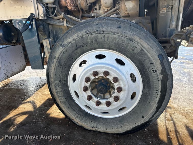 image for item DT6477 2006 Peterbilt 379 winch truck