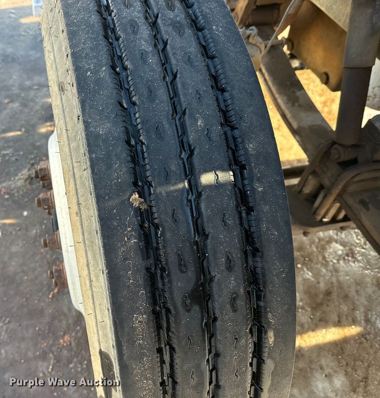 image for item DT6477 2006 Peterbilt 379 winch truck