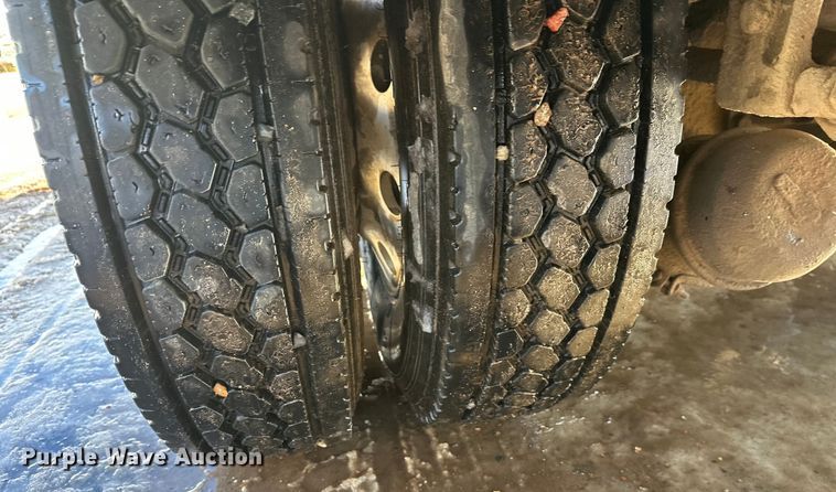 image for item DT6477 2006 Peterbilt 379 winch truck