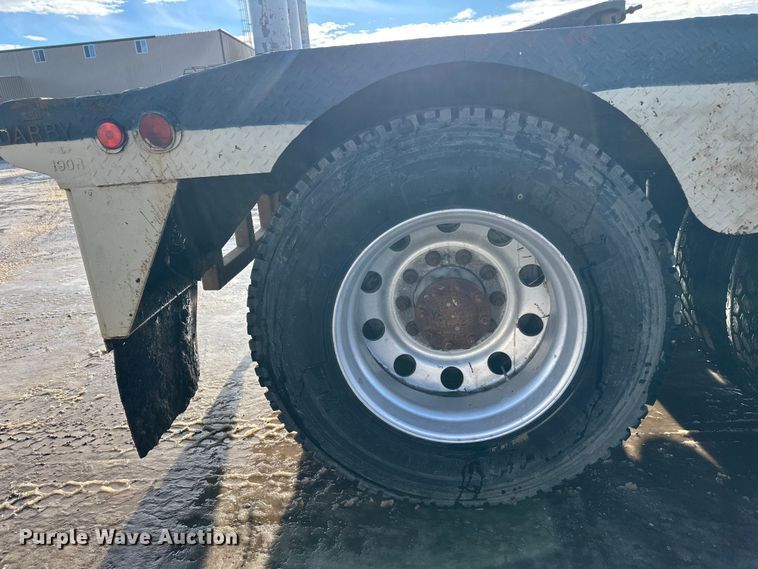 image for item DT6477 2006 Peterbilt 379 winch truck