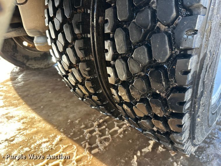 image for item DT6477 2006 Peterbilt 379 winch truck