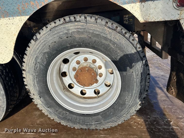 image for item DT6477 2006 Peterbilt 379 winch truck