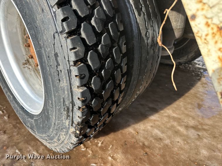 image for item DT6477 2006 Peterbilt 379 winch truck