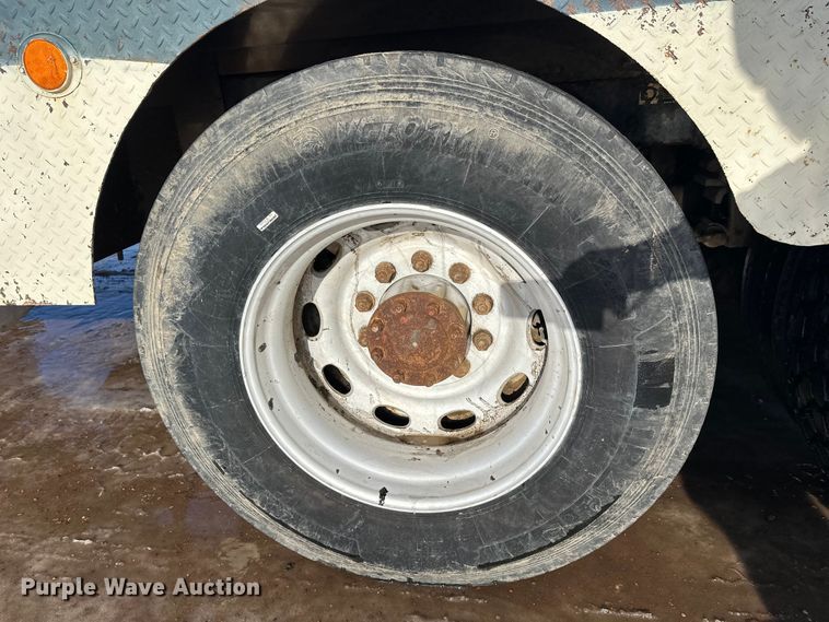 image for item DT6477 2006 Peterbilt 379 winch truck