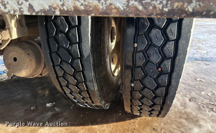 image for item DT6477 2006 Peterbilt 379 winch truck