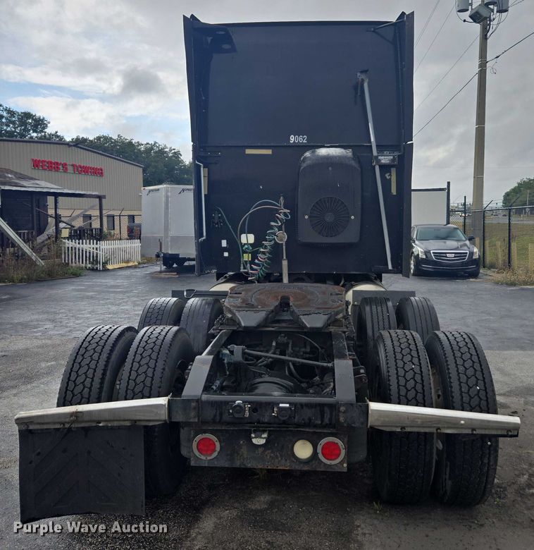 image for item DU2516 2006 International Eagle semi truck