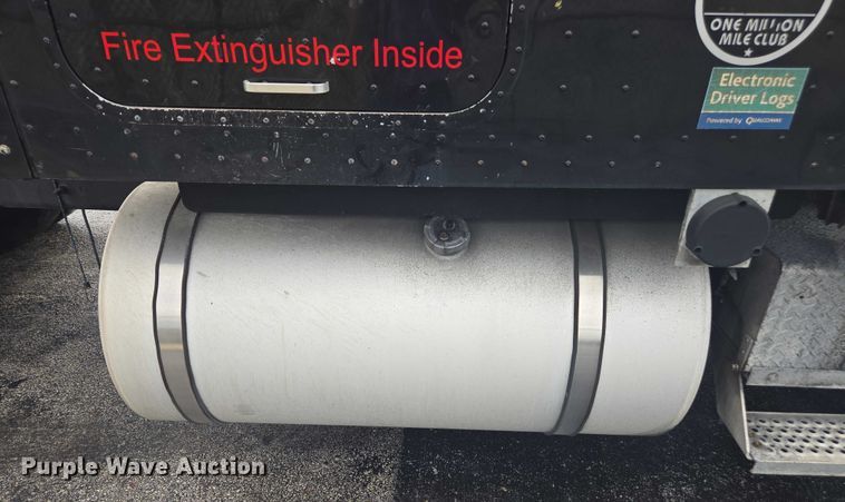 image for item DU2516 2006 International Eagle semi truck