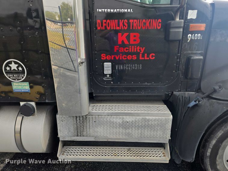 image for item DU2516 2006 International Eagle semi truck