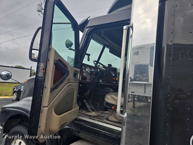 image for item DU2516 2006 International Eagle semi truck