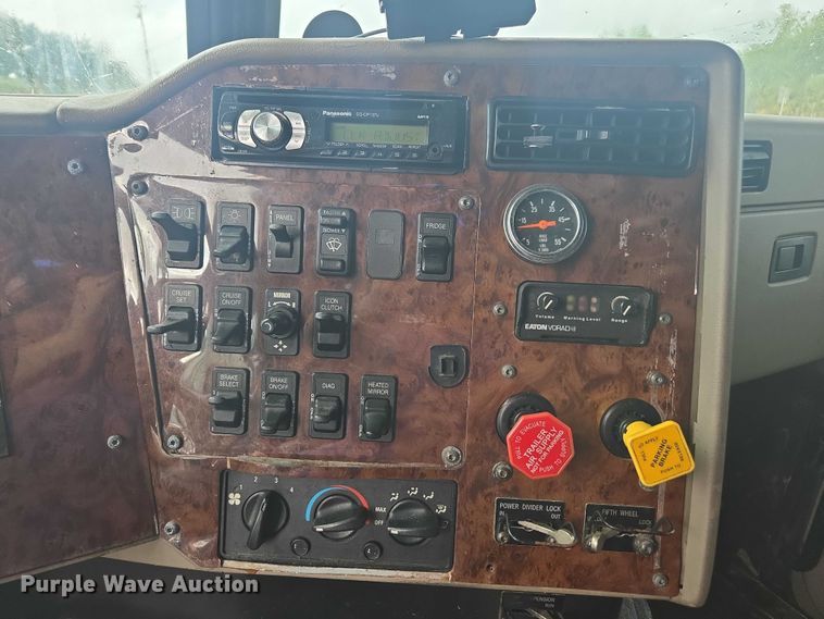 image for item DU2516 2006 International Eagle semi truck