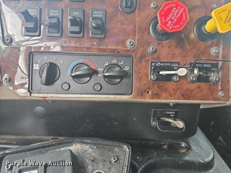 image for item DU2516 2006 International Eagle semi truck