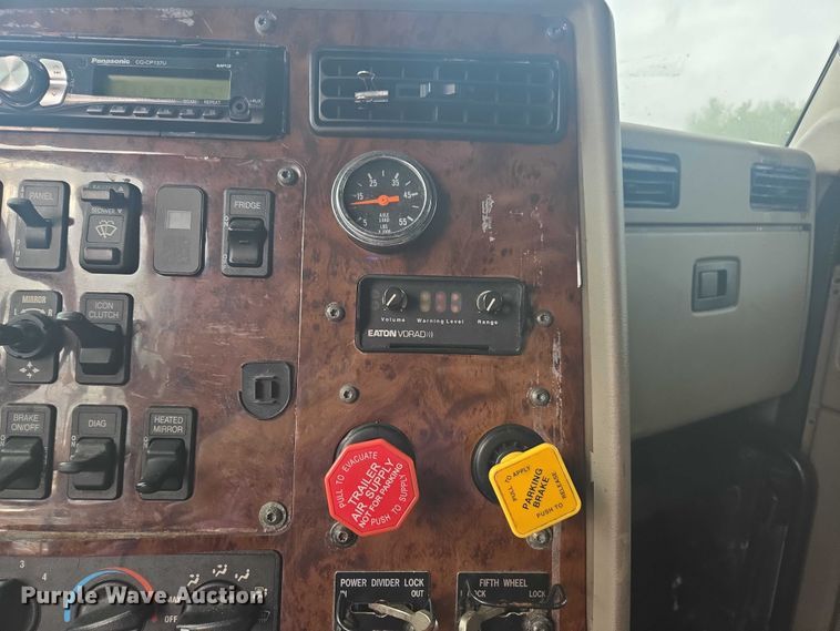 image for item DU2516 2006 International Eagle semi truck