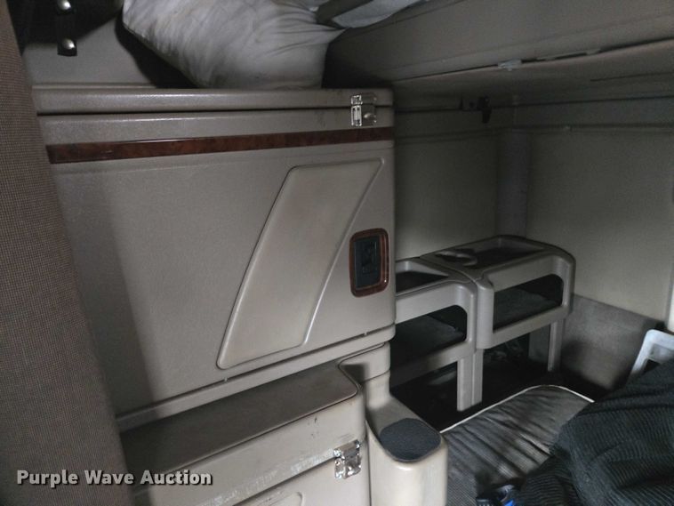 image for item DU2516 2006 International Eagle semi truck