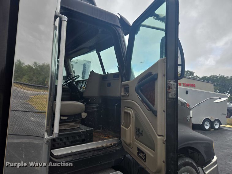 image for item DU2516 2006 International Eagle semi truck