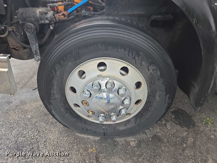 image for item DU2516 2006 International Eagle semi truck