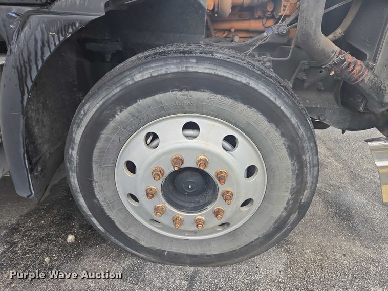 image for item DU2516 2006 International Eagle semi truck