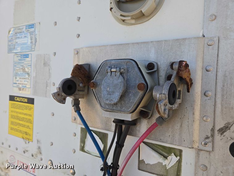 image for item DU2536 2011 Stoughton dry van trailer