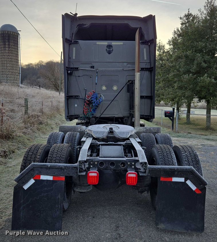 image for item DU2539 2018 International RH613 semi truck