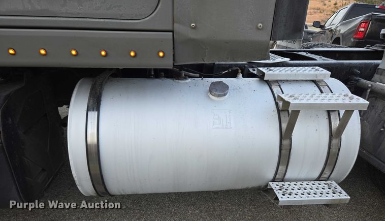 image for item DU2539 2018 International RH613 semi truck