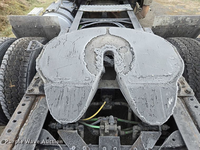 image for item DU2539 2018 International RH613 semi truck