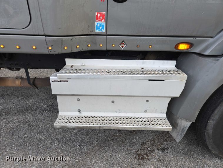 image for item DU2539 2018 International RH613 semi truck