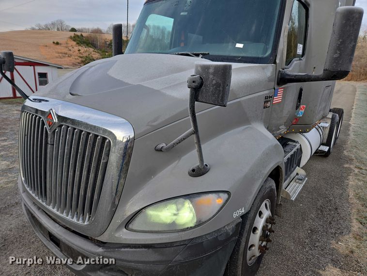 image for item DU2539 2018 International RH613 semi truck